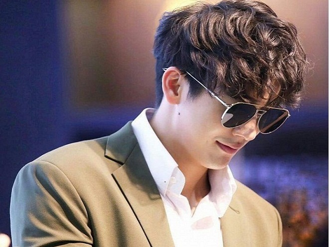 nam đeo kính mặt dài uốn mái xoăn đẹp