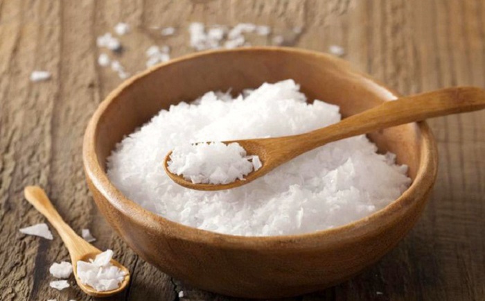 Muối giúp làm sạch da đầu và trị gàu hiệu quả